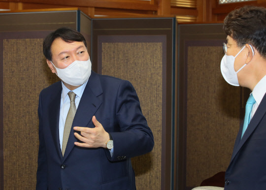 지난 9월30일 국민의힘 대선 경선 후보인 윤석열(왼쪽) 전 검찰총장이 서울 종로구 한국불교역사문화기념관에서 조계종 총무원장 원행 스님을 예방하기 전 캠프 종합지원본부장인 권성동(오른쪽) 의원과 대화하고 있다.연합뉴스